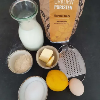 Zutaten für Grießflammerie stehen bereit