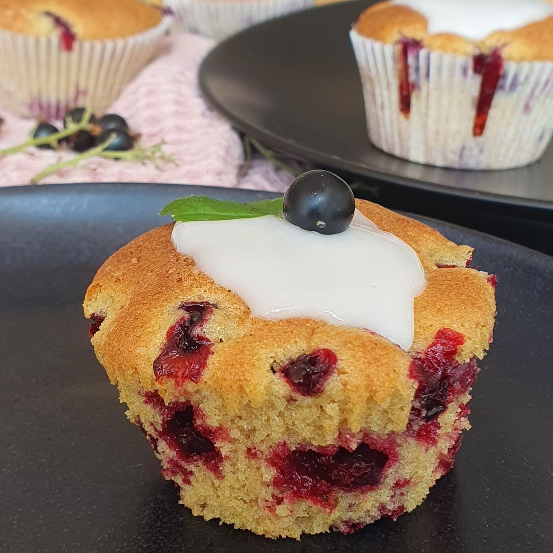 Einkorn Cassis Muffin mit Zuckerguss und Beere