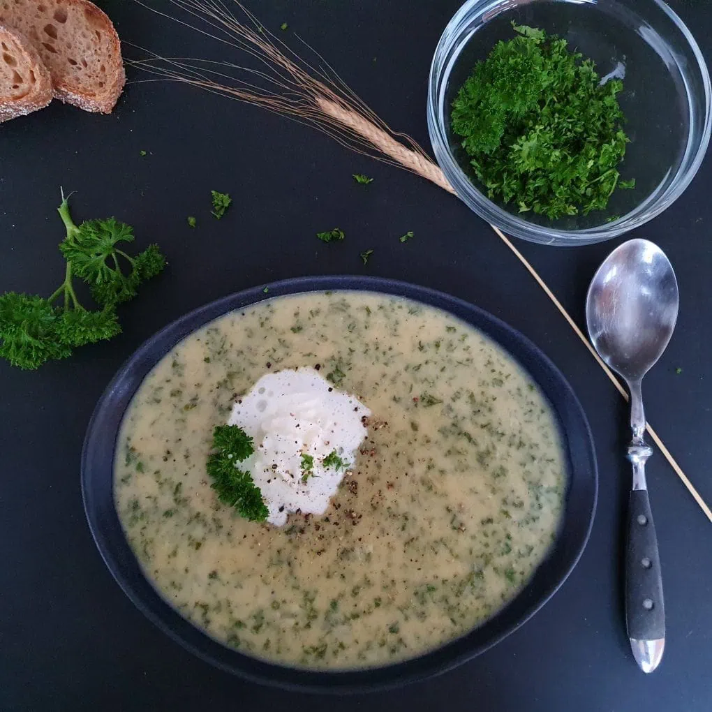 Petersiliensuppe mit Urkorn