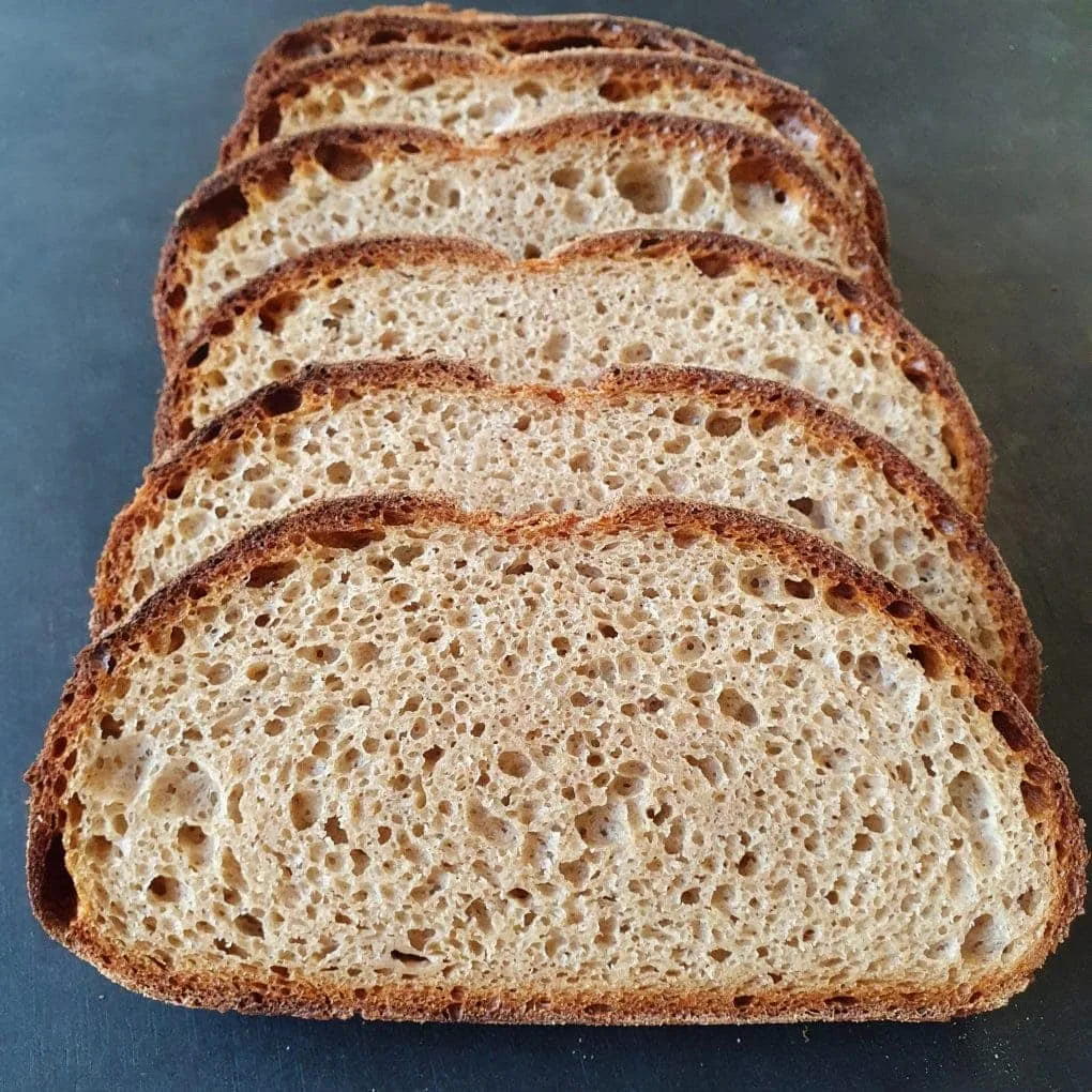 Brotscheiben vom Brot Mama mit Hefe gebacken aus alten Getreidesorten Einkorn und Dinkel
