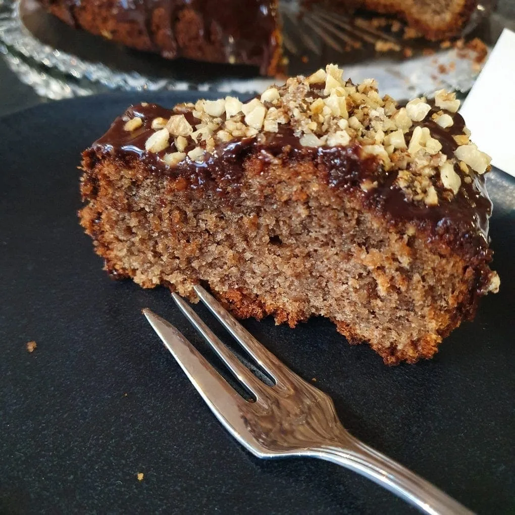 Kuchenstück mit Einkorn und Walnuss