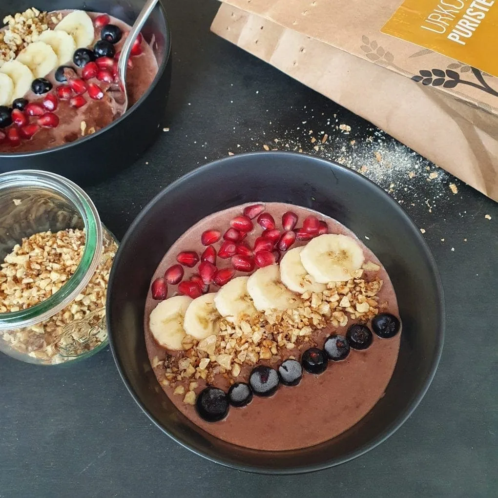 Frühstück mit Porridge aus der alten Getreidesorte Einkorn