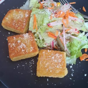 Polentaschnitten mit frischem Salat