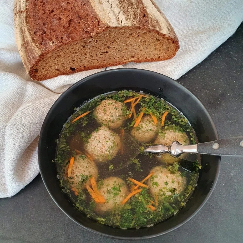 Brotbrösel-Klößchensuppe im Teller