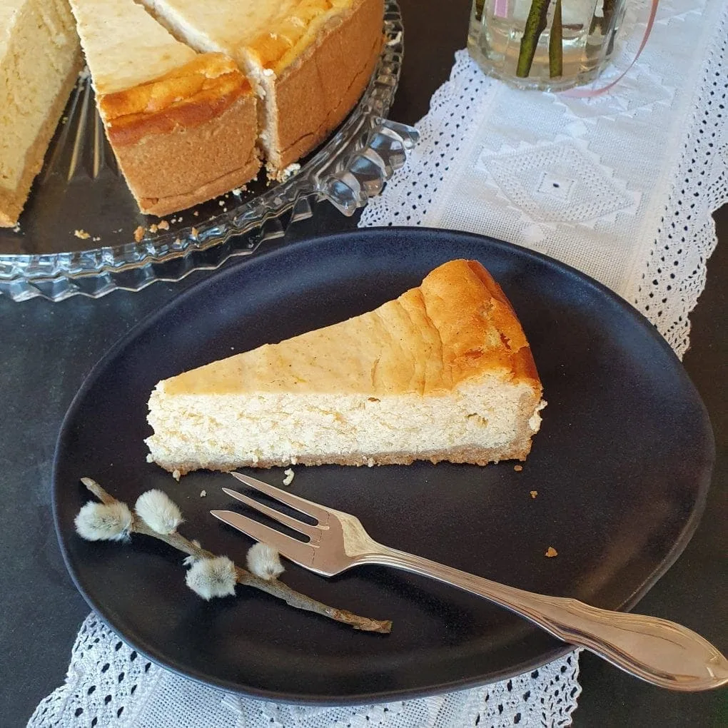 Khorasan-Käsekuchen auf Teller