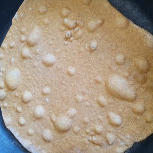 Teigfladen für Urkorn Tortilla mit Blasen an der Oberfläche 