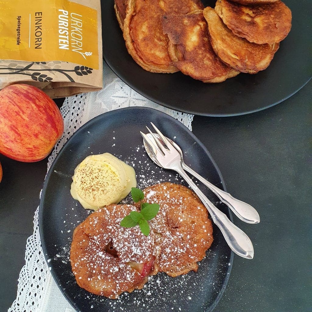 Apfelküchle mit Mehlpackung und Apfel