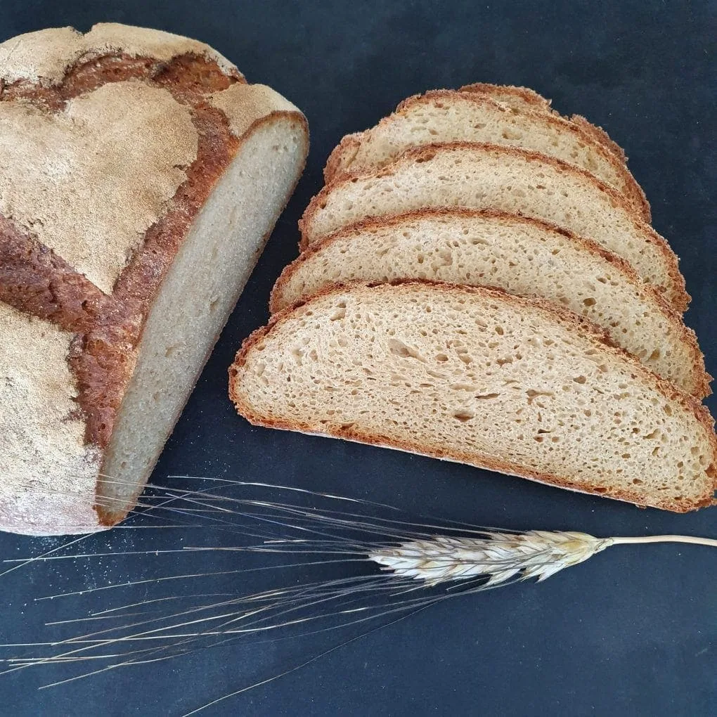 Brotscheiben vom #Khorasan aufgeschnitten auf schwarzem Tisch