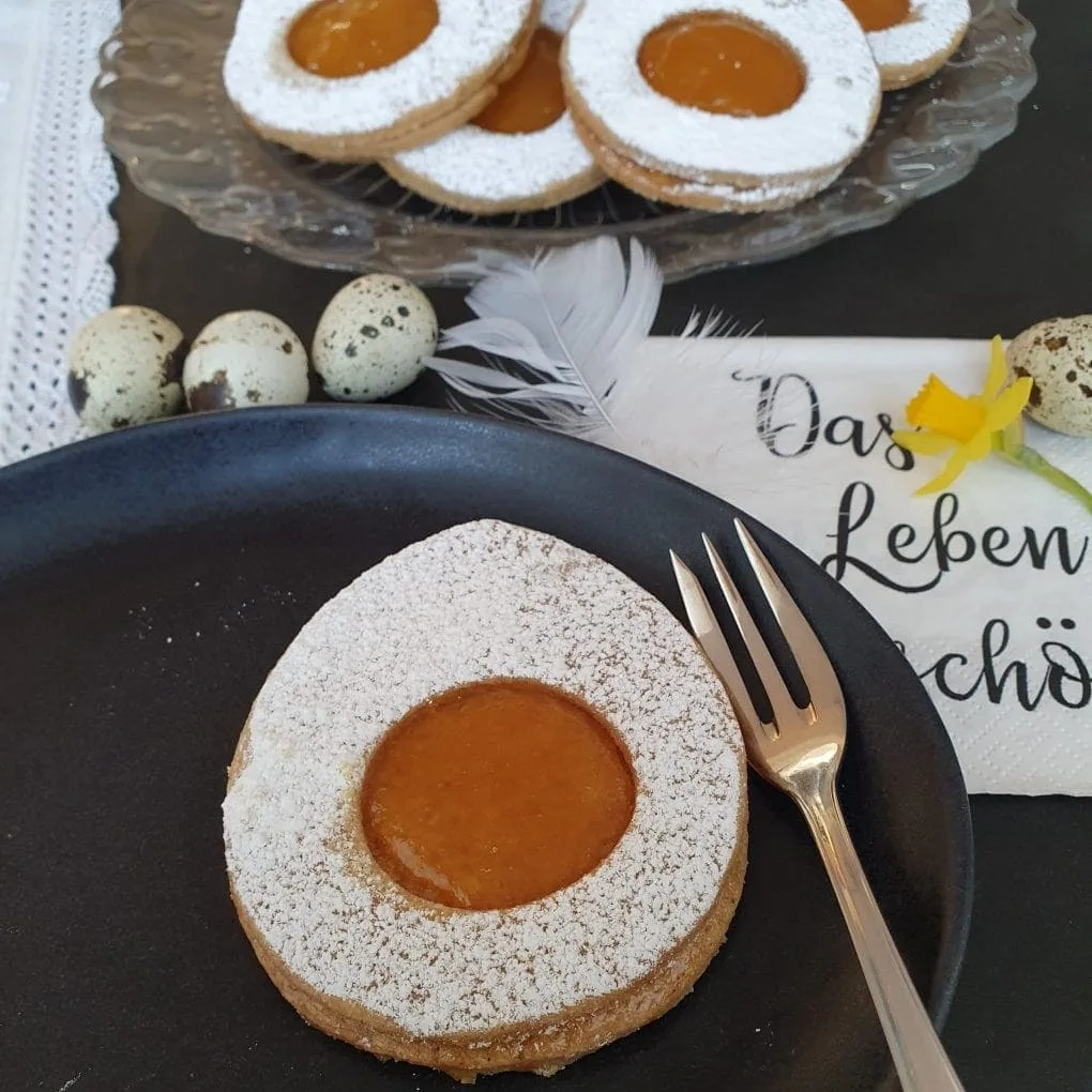 Osterei mit Gabel, Serviette und Wachteleier