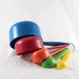 Bunte Messbecher für Kinderbackrezepte – Bild 2