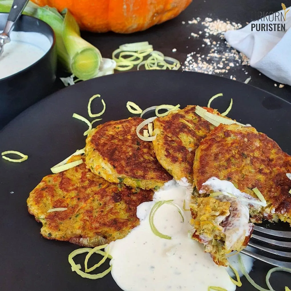 Kürbis-Puffer mit Einkorn auf dem Teller mit Quark angerichtet