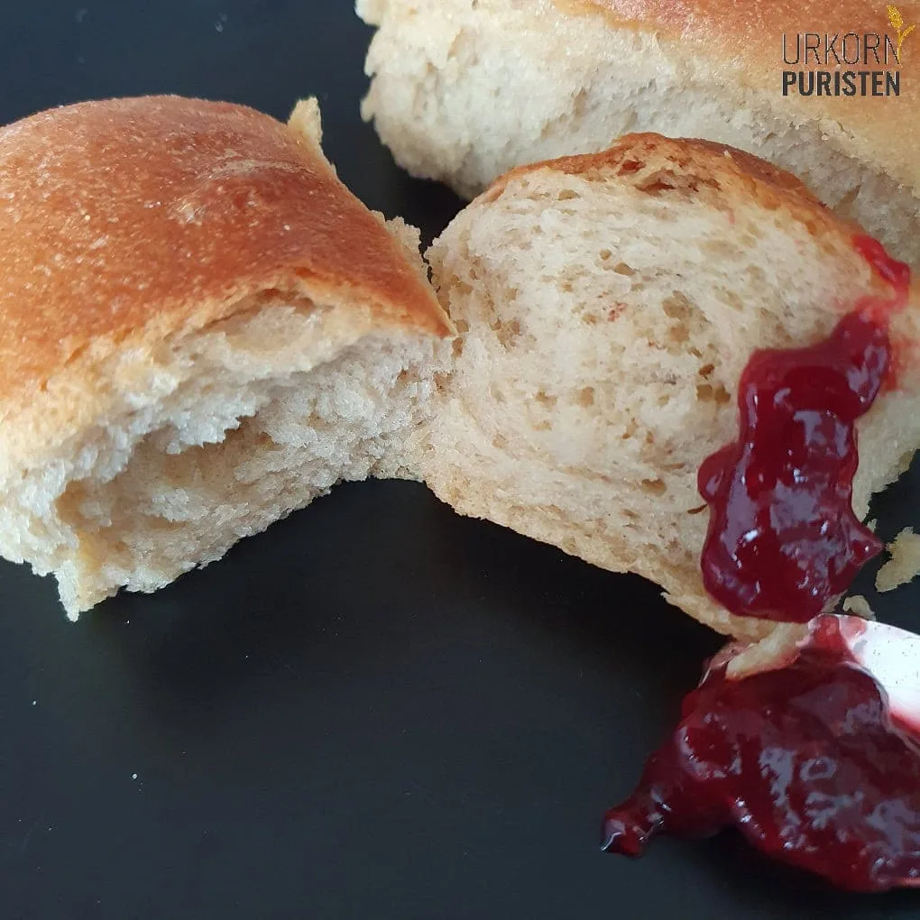 Milchbrötchen mit Khorasan beim Frühstück