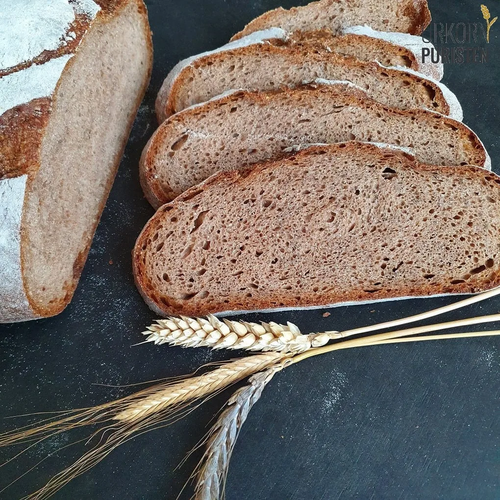 aufgeschnittenes Brot Urkorn Dreierlei mit Getreideähren
