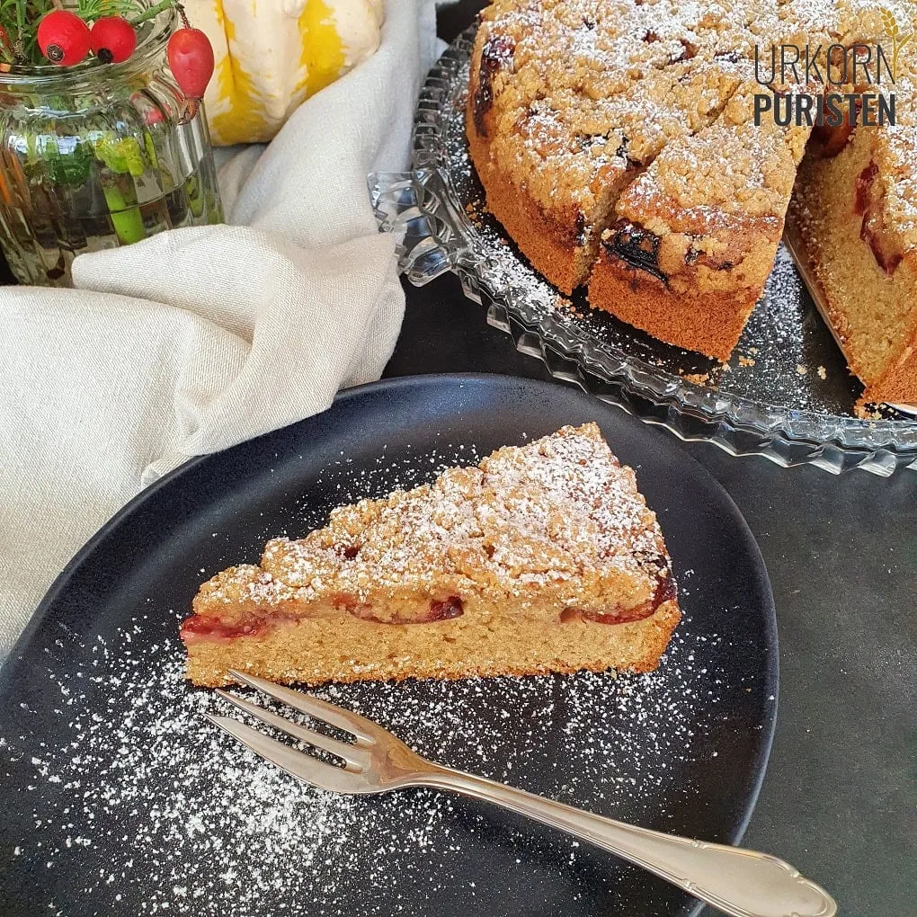 Kuchenstück vom Zwetschgenkuchen mit Streusel auf einem Teller