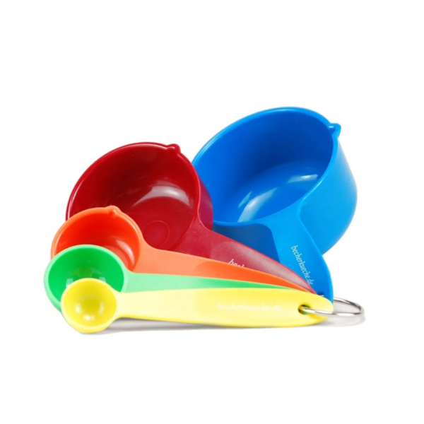 Bunte Messbecher für Kinderbackrezepte