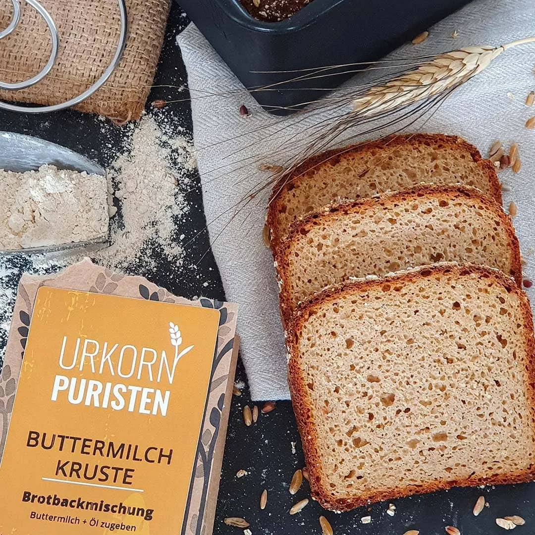 Backmischung Buttermilchkruste. Brotscheiben und Packung liegt auf dem Tisch
