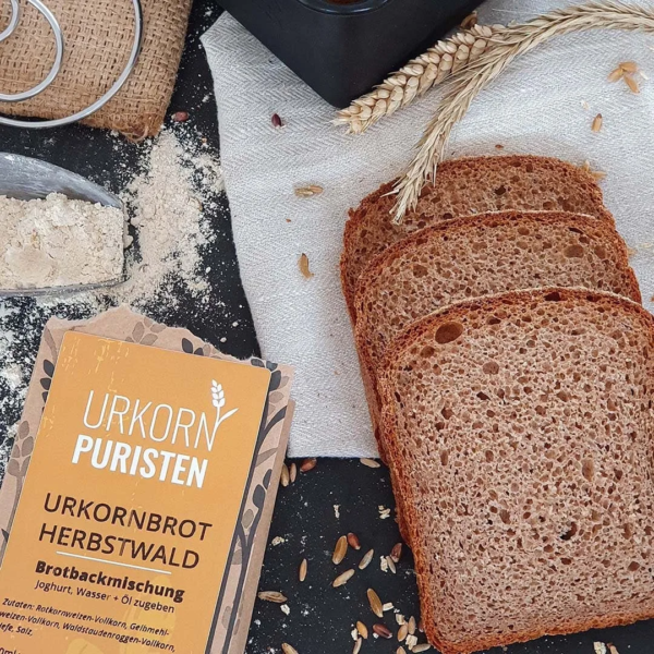 3 Scheiben Brot der Backmischung Herbstwald mit aufgerissener Packung und diverse Deko