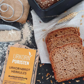 Brotbackmischung Herkules fertig gebacken und aufgeschnitten. leere Packung daneben