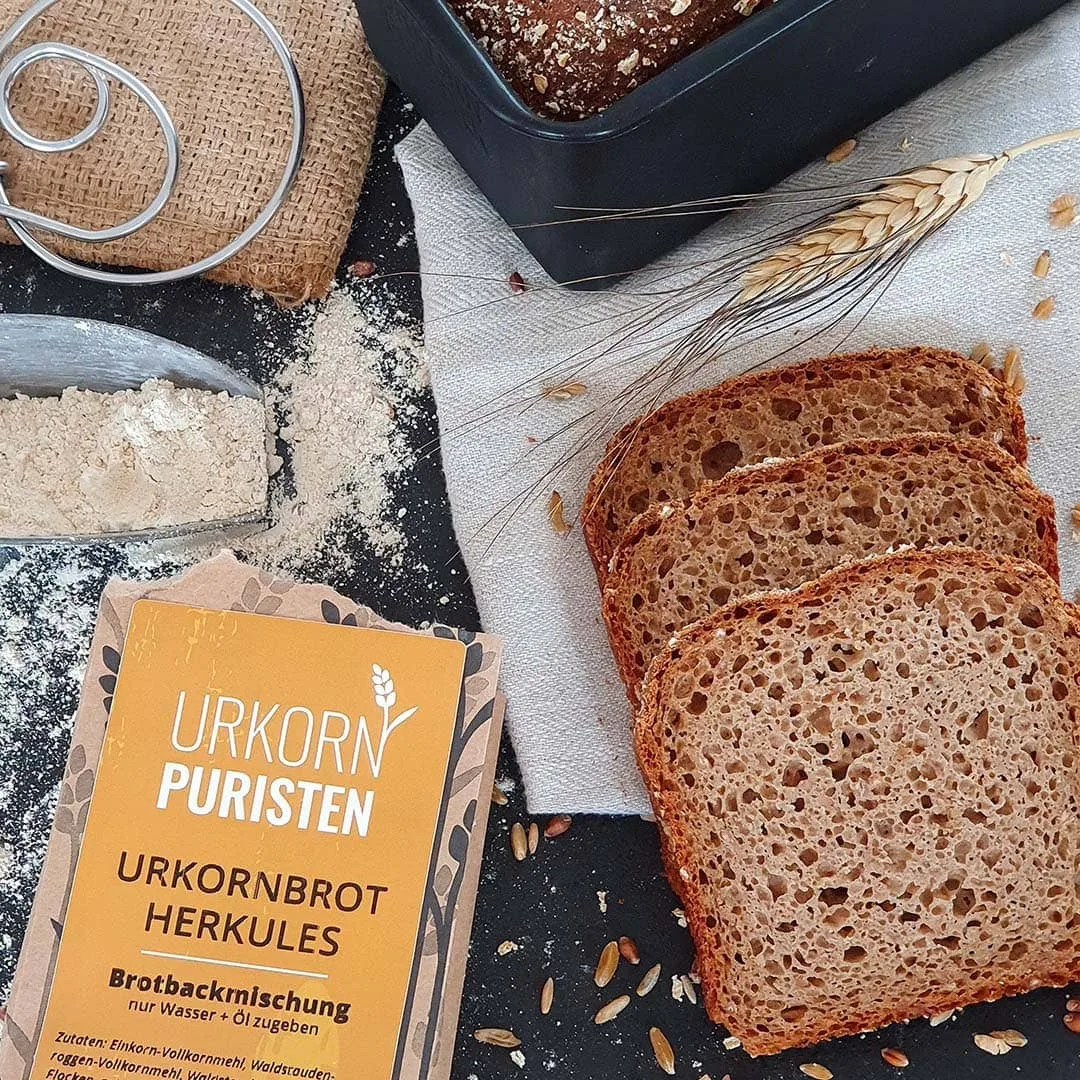 Brotbackmischung Herkules fertig gebacken und aufgeschnitten. leere Packung daneben