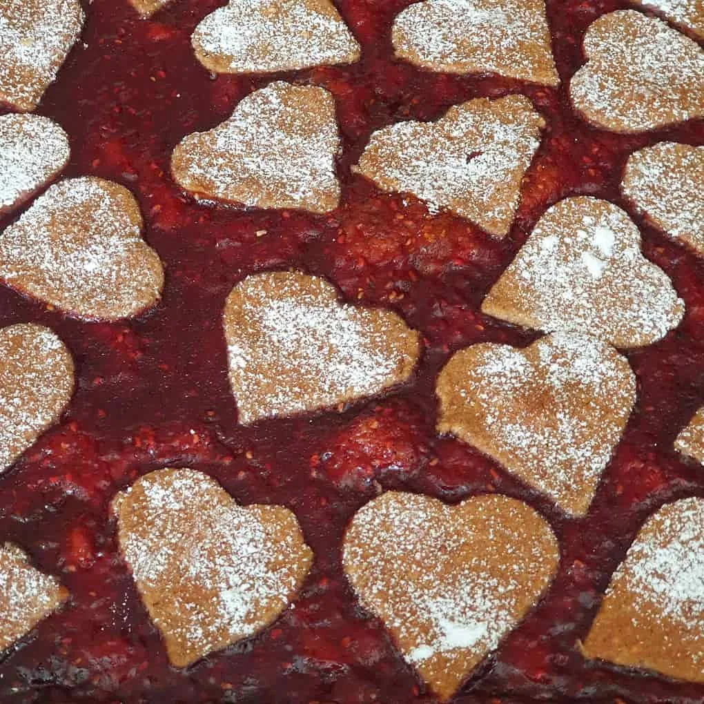 Linzerschnitte fertig gebacken. komplettes Backblech von oben