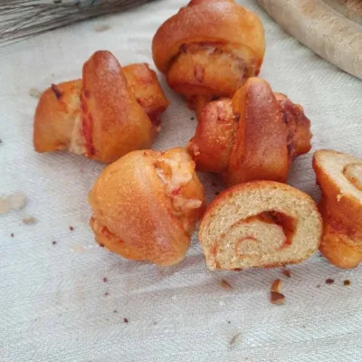 Mini Pizzahörnchen aufgeschnitten mit heller Krume