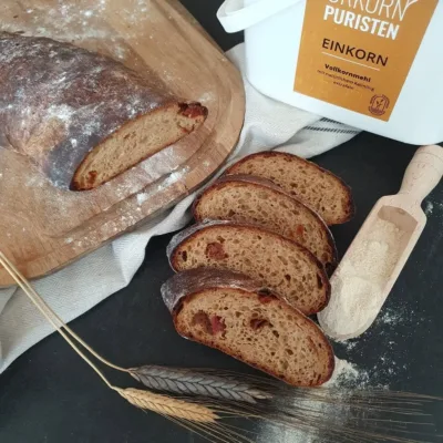 Tomatenwurzel Brot auf schwarzem Holzbrett serviert