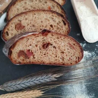 Nahaufnahme einer Scheibe Urkornbrot Tomatenwurzel