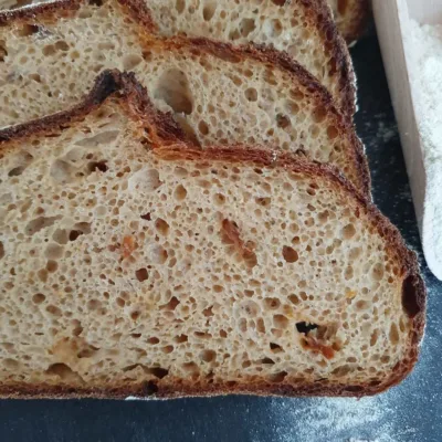 Nahaufnahme von Brotscheibe Urkornbrot Sommer