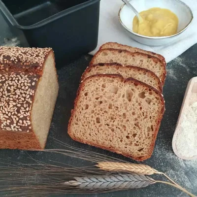 Urkornbrot mit Senf-Sesamkruste dekoriert mit Senf und Ähren