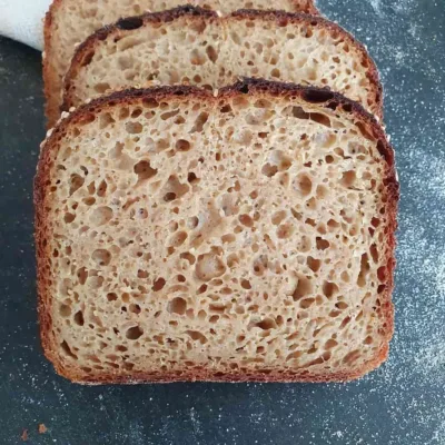 eine Scheibe Urkornbrot mit Senf Sesamkruste