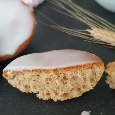 Nahaufnahme der Krume eines Einkorn Amerikaner mit Zuckerglasur