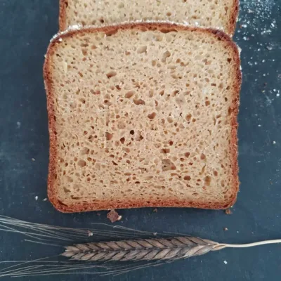 Nahaufnahme einer Scheibe Einkorn Vollkorbrot mit Buttermilch und Kartoffeln