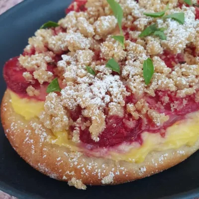 Nahaufnahme von einem Stück Erdbeer-Pizza