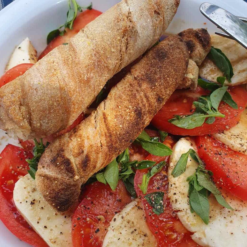 knusprige Khorasan Weißweinstangen zum frischen Tomaten-Mozzarella-Salat
