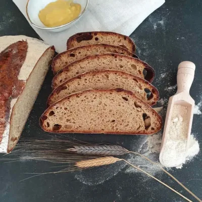 Emmer-Senfbrot auf schwarzem Tisch