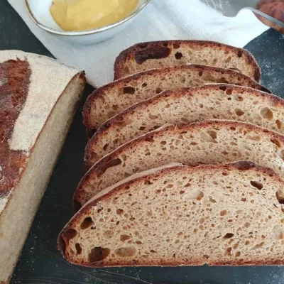Nahaufnahme von Brotscheiben Emmer-Senfbrot