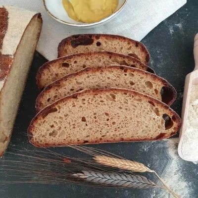 Brotscheiben vom Emmer-Senfbrot