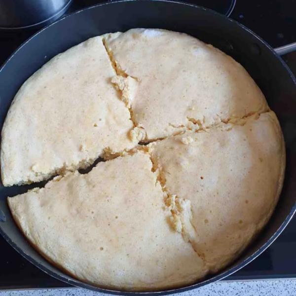 süßer Polenta-Schmarrn aus Urmais in der Pfanne