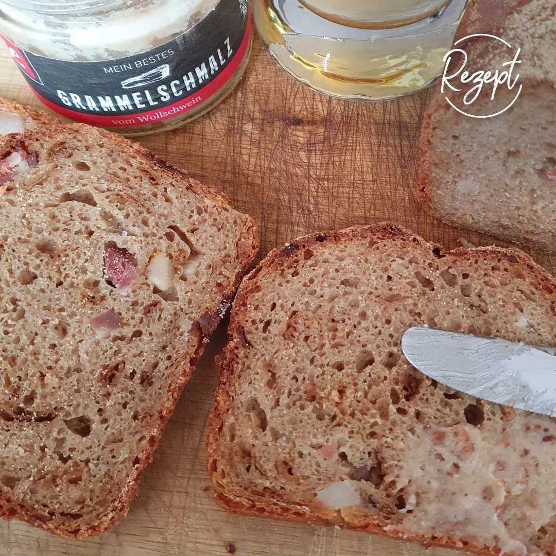 zwei Scheiben Urkorn Männerbrot auf einem Holzbrett