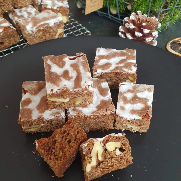 Berliner (Urkorn) Brot aufgeschnitten und auf schwarzem Teller serviert