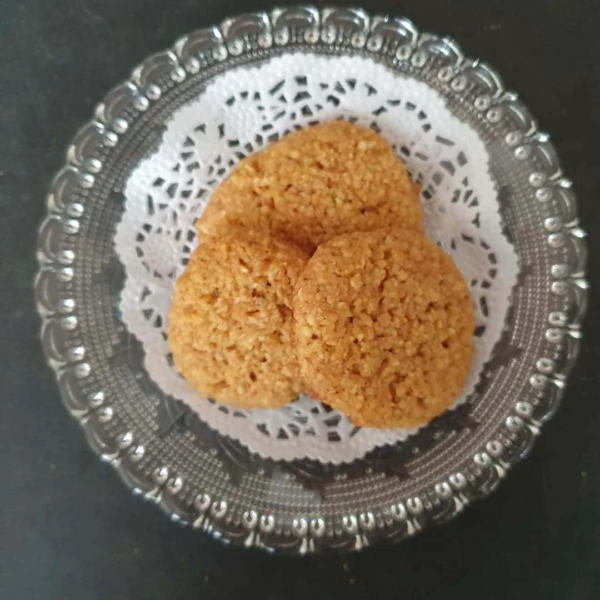 3 Stück Knusperflocken mit Walnuss auf einem Plätzchenteller