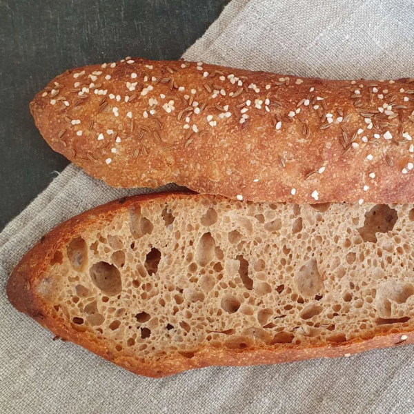 BlueVelvet Dinkelseele liegt aufgeschnitten auf einem Tisch