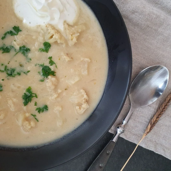 cremige Blumenkohlsuppe im schwarzen Teller