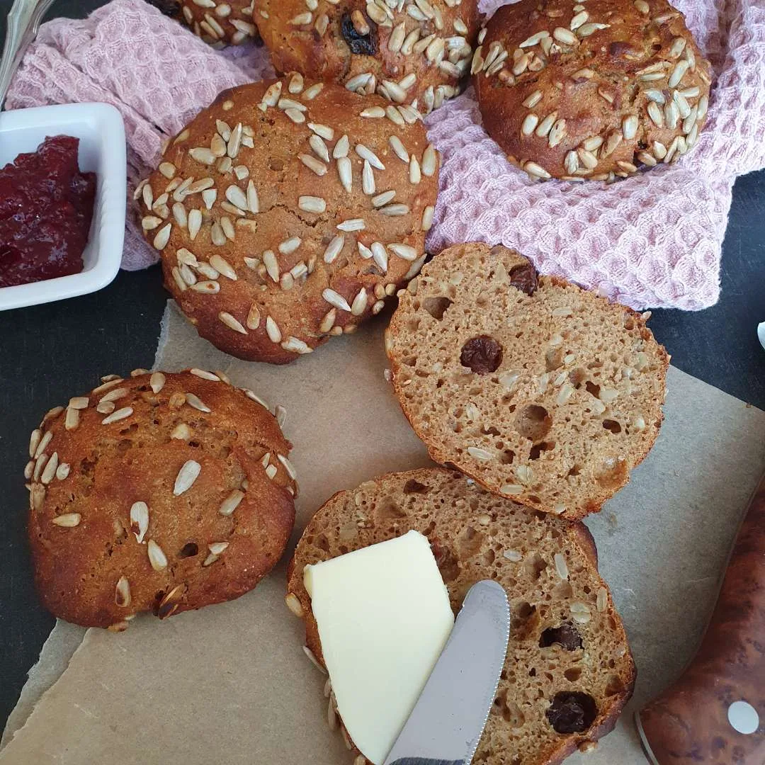 Frühstücksgezwitscher sind einfache Brötchen aus Urkorngezwitscher. Aufgeschnitten mit Butter und Marmelade. fertig zum Essen