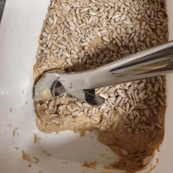 Teig für Frühstücksgezwitscher bereit zum Backen für einfache Brötchen aus UrkornGezwitscher