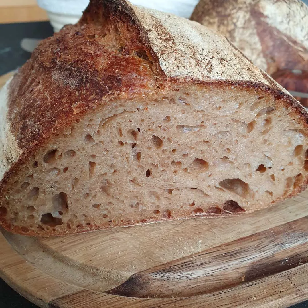 doppeltes Gelbmehlbrot aufgeschnitten auf Holzbrett