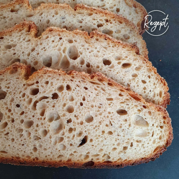 Nahaufnahme der Brotscheiben Khorasan mit Quark ohne Hefe