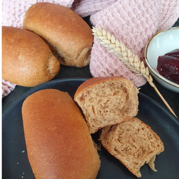 einback aufgebrochen auf Teller mit 3 weiteren Stücken