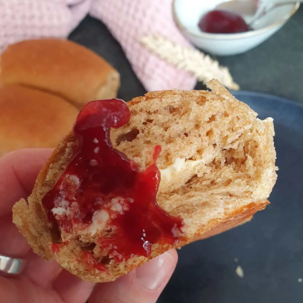 Einback aus Gelbmehlweizen mit Marmelade