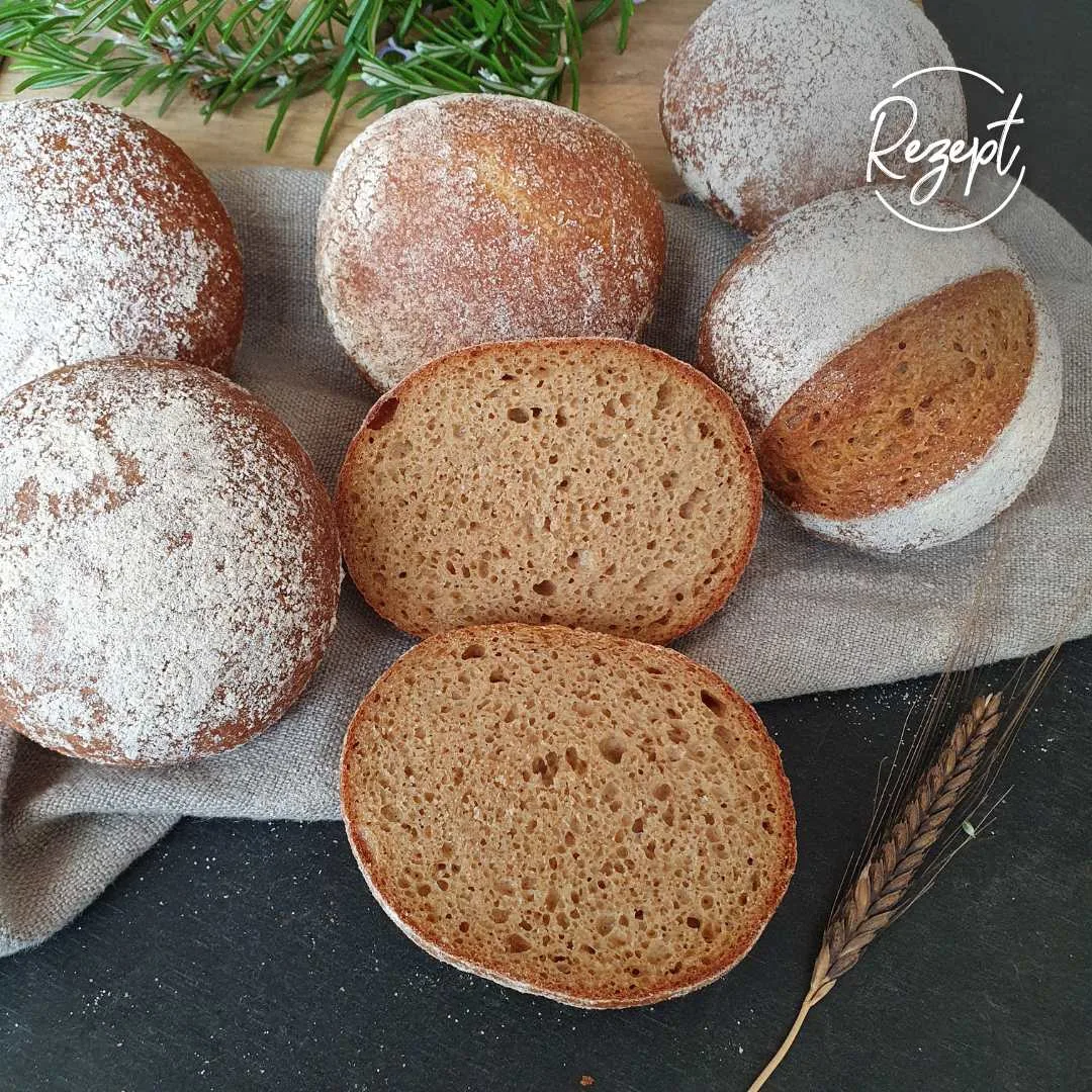 Einkornbrötchen Version II - einfacher. ein Brötchen aufgeschnitten mit Deko